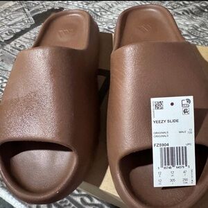 Yeezy Slide in Earthy Brown